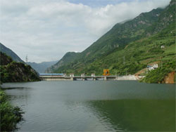 䰸